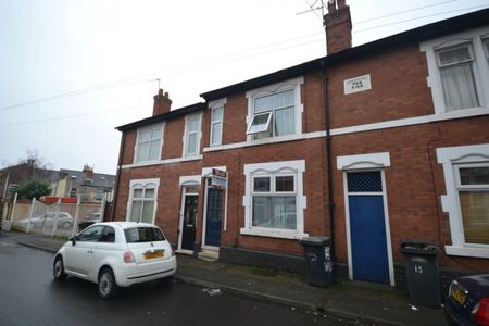 4 bed Mid Terraced House for Rent - Photo 3