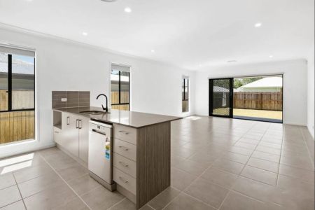 Spacious Family Home - Photo 2