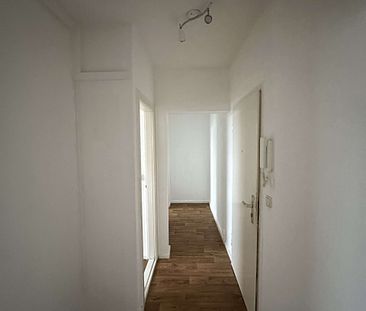 geräumige 1-Raum-Wohnung, Wannenbad mit Fenster, Keller und Stellpl. mgl. - Photo 1