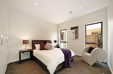 27A Castlewood Street, Bentleigh East VIC 3165 - Townhouse For Rent | Domain - Photo 2