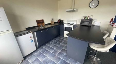 Spacious Apartment in Great Location! - Photo 4