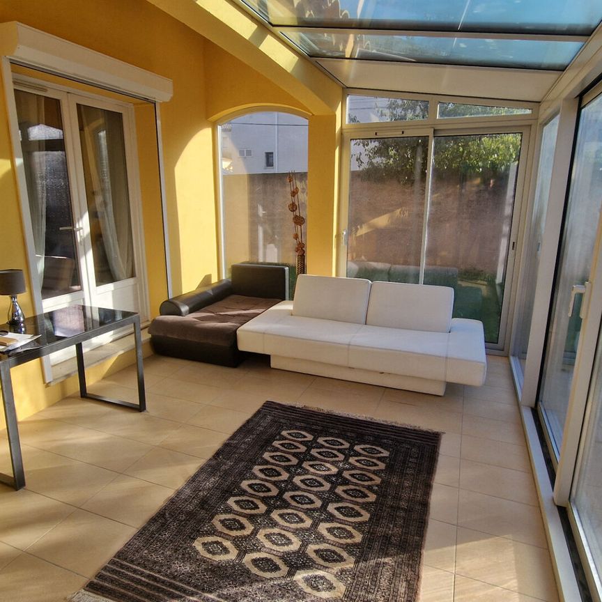 À LOUER VITROLLES GARE bail 1 an Villa meublée avec véranda, jardin et grand garage, - Photo 1