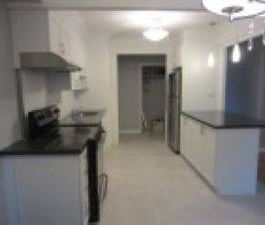 Large 3 Bedroom Apartment in South Etobicoke! - Photo 1