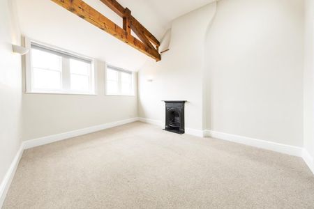 3 Bed Flat - Photo 2