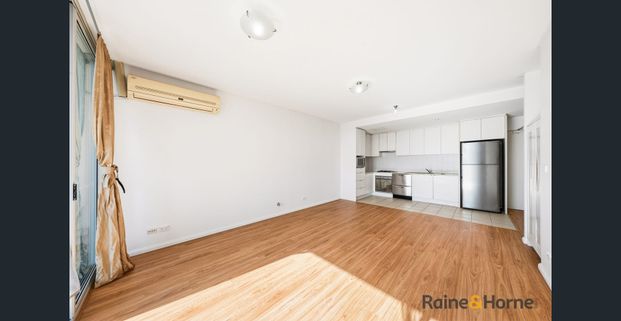Spacious Dual-Level 2 Bed Apartment with Water Views & Resort-Style Facilities - Photo 1