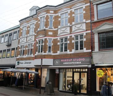 Nyistandsat gågade-lejlighed på 83 m² med stor altan. - Photo 4