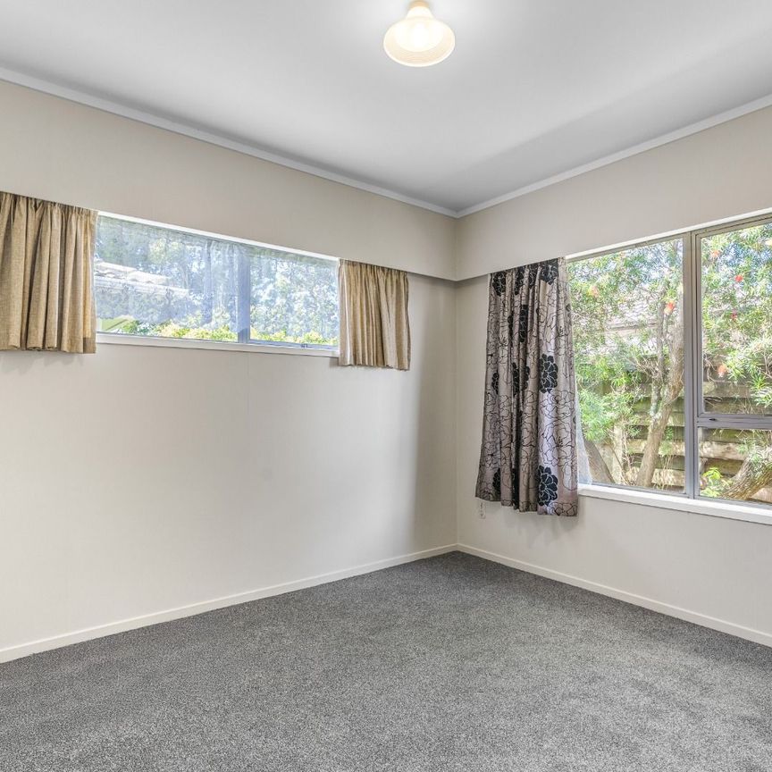 Tidy 2-bedroom unit (middle unit) - Photo 1