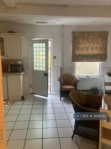 1 bedroom in a house share to rent - Photo 5
