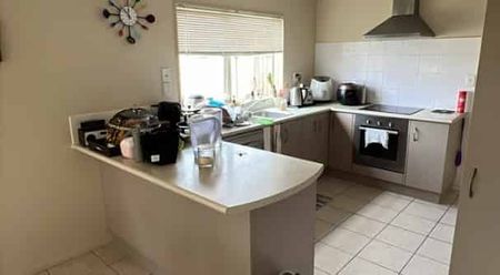 Light and bright in Northcross - minor dwelling also available - Photo 3