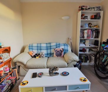 3 bedroom House in Queenswood Gardens, Leeds - Photo 2