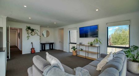 Bright and Spacious Modern Home - Photo 2