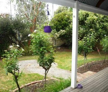 CUTE & COSY 3 BEDROOM HOME IN FAMILY FRIENDLY LOCATION - Photo 3