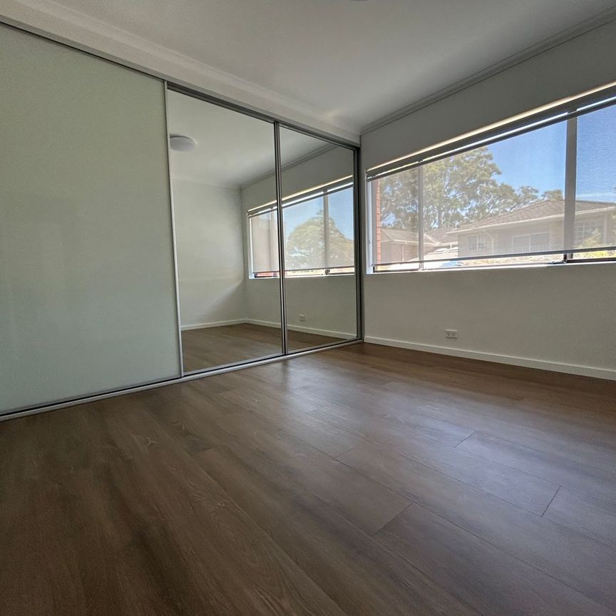 BRIGHT RENOVATED 2 BEDROOM TOP FLOOR UNIT - Photo 1