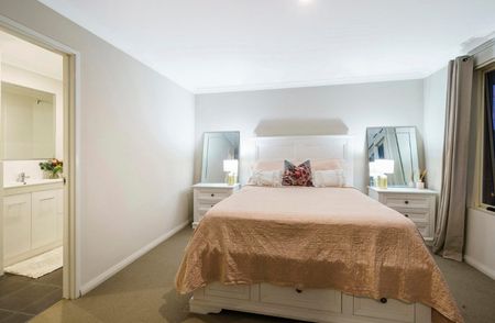 Bright & Spacious 3-Bedroom Townhouse with Study - Photo 5