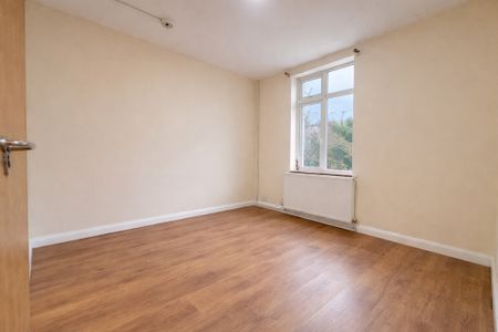 Modern 4 Bedroom Flat To Let - HP11 - Photo 3