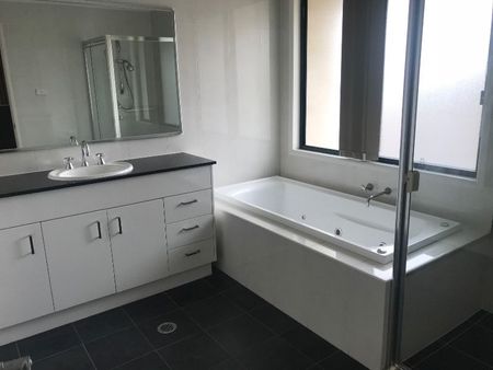 Ultra 5 Bedroom Mansion - Electricity Included - Photo 5