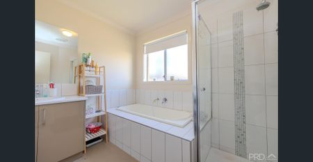 MODERN 4 BEDROOM FAMILY HOME - Photo 5