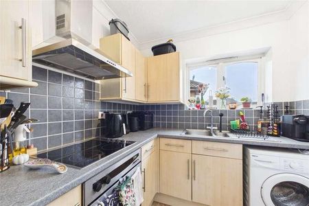 Manuka Court, High Street, Sandhurst, Berkshire, GU47 - Photo 5