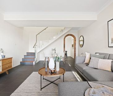 Stylish Townhouse With Lock-up Garage - Photo 2