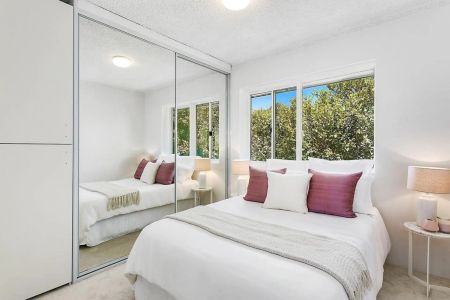 Prized top floor unit bathed in natural light - Photo 4