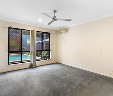 4 BEDROOM HOUSE WITH A POOL! - Photo 3