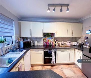 4 bedroom detached house to rent - Photo 2