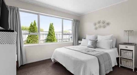 Family Home - Greenmeadows - Photo 2