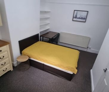 Flat 2, Conference Road, Armley, Leeds, LS12 3DX - Photo 1