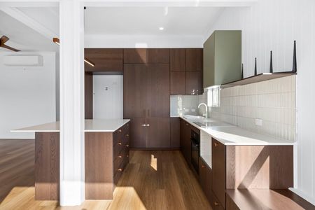 BEAUTIFULLY RENOVATED FAMILY HOME TO IMPRESS! 5Bed 3Bath with POOL" - Photo 4