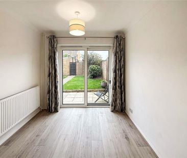 3 bedroom end of terrace house to rent - Photo 2
