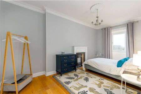 A beautifully presented, fully furnished three-bedroom, ideally positioned on a highly desirable street in Murrayfield. - Photo 4