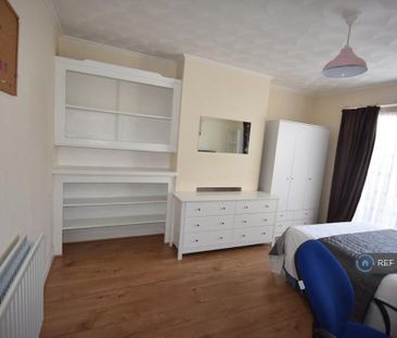 4 bedroom semi-detached house to rent - Photo 5