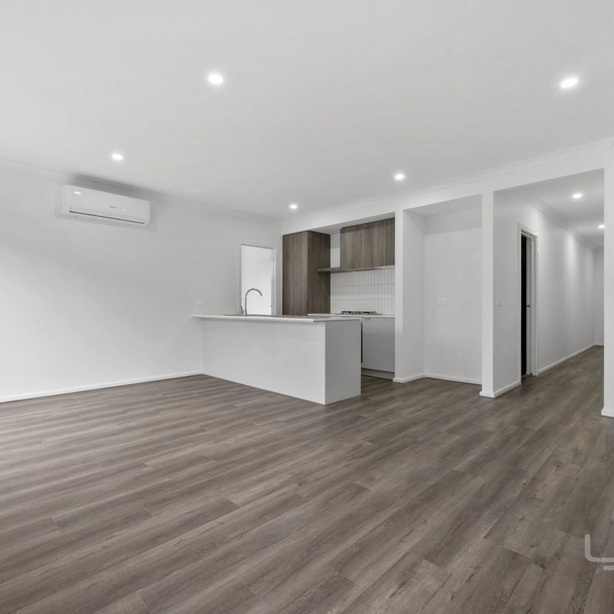 BRAND NEW 4 BEDROOM FAMILY TOWNHOUSE - Photo 1