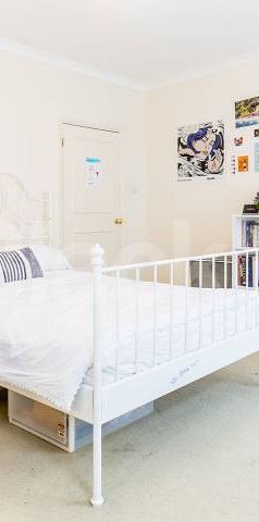 Spacious 4 bed 2 bath within a private modern development mins to ucl - Photo 1