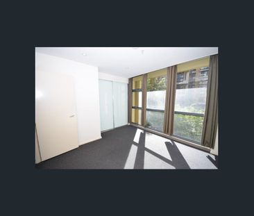 Contemporary 2 Level One bedroom Apartment with Courtyard. - Photo 6