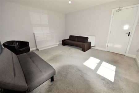 3 bedroom Flat in Flat 15, Leeds - Photo 2