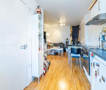 Only a short walk to Camden Town and Tufnell Park with its variety ... - Photo 2