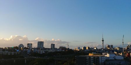 Sunny penthouse apartment with sweeping views - Photo 5