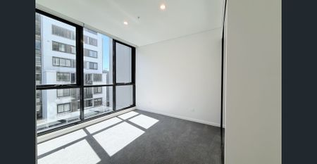 Brand New and Spacious Waterfront three bedrooms | Natural light throughout | Prime location access to everything - Photo 2