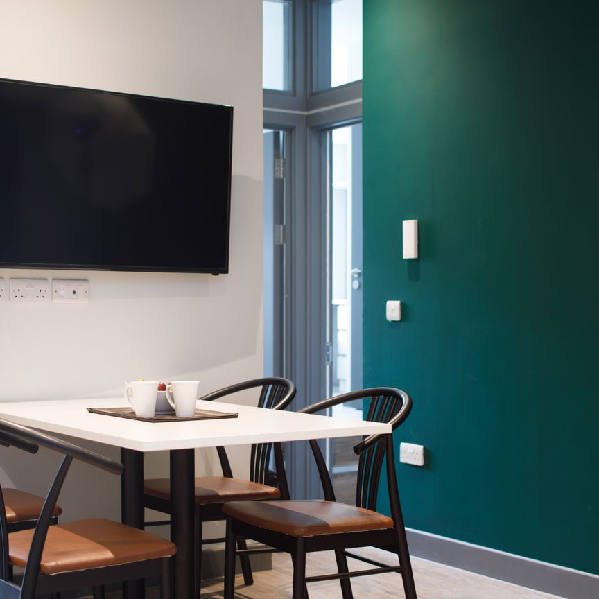 Park Street Room 1 - Photo 1