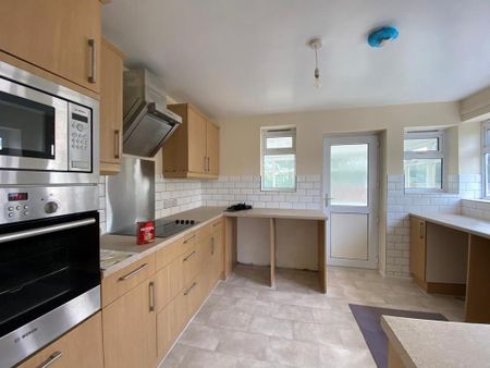 3 bedroom semi-detached house to rent - Photo 2