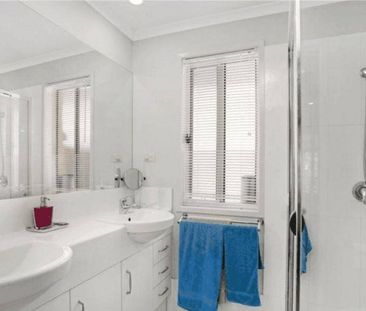 Peaceful, Convenient Living in the Heart of Nerang! - Photo 3