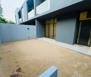 Luxury 4 Br Townhouse - Photo 3