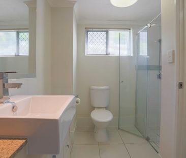 Spacious 2-Bedroom Ground Floor Apartment in the Heart of North Ward - Photo 3