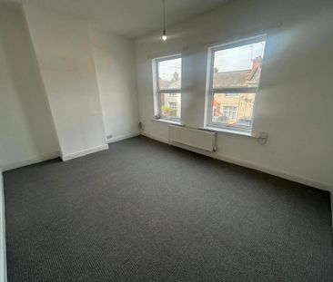 3 bedroom end of terrace house to rent - Photo 4