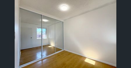 Bright Top-Floor 2 Bedroom Apartment with Leafy Outlook - Photo 4