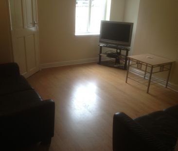 4 BED HOUSE - Photo 1