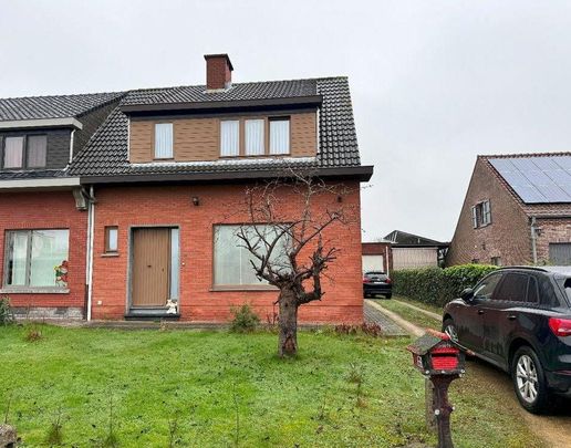 Rustig gelegen half open bebouwing met 3 slaapkamers, garage en tuin. - Photo 1