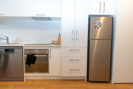 Looking for a warm, stylish apartment just steps from campus? - Photo 2