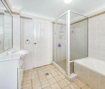 WELL PRESENTED 2-BEDROOM APARTMENT CLOSE TO TRANSPORT! - Photo 1